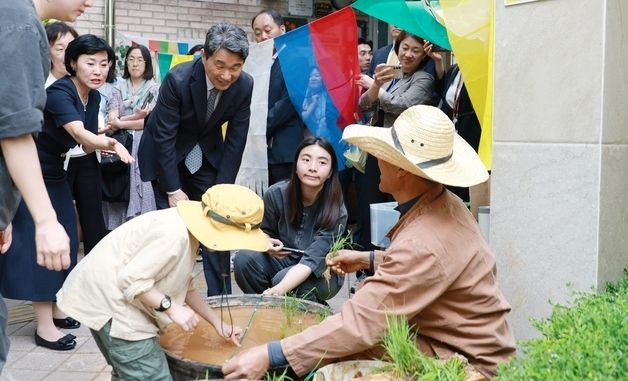 영유아학교 시범사업 점검하는 이주호 권한대행
