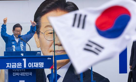 태극기 앞에서 엄지 들어보이는 이재명