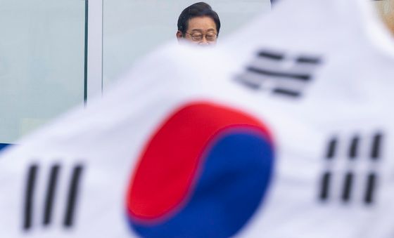 태극기 앞에서 지지 호소하는 이재명