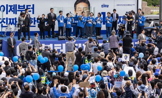 야구공 던지는 이재명