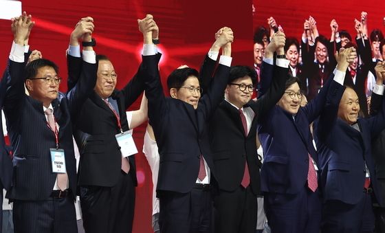 두 팔 번쩍 든 김문수 국민의힘 대통령 후보