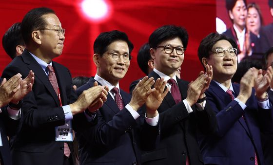 당 지도부와 손뼉 치는 김문수