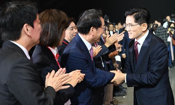 유정복 시장과 악수하는 김문수 후보