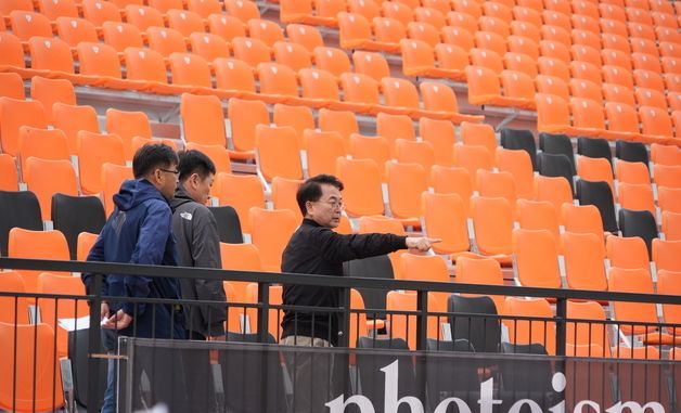 송암스포츠타운 가변석 살펴보는 육동한 춘천시장