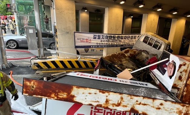 지하차도 천장에 부딪쳐 전복된 선거유세차