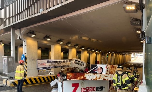 용산 갈월지하차도 지나던 선거유세차 전복, 화재 발생해 소방당국 진화
