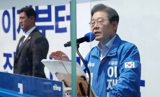 춘천 시민들에게 연설하는 이재명