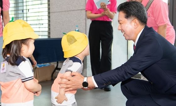 아시아육상경기대회 견학 온 어린이 환영하는 김장호 구미시장