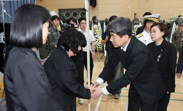 해군 초계기 순직자 유가족 위로하는 이주호 권한대행