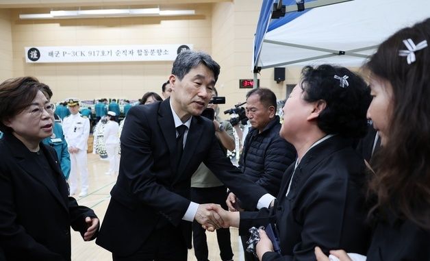 이주호 권한대행, 해군 초계기 순직자 유가족 위로