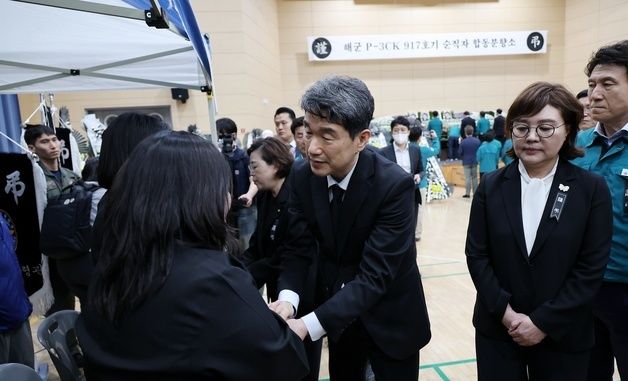 해군 초계기 순직자 유가족 위로하는 이주호 권한대행