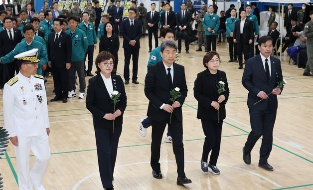 해군 초계기 순직자 합동분향소 조문 나선 이주호 권한대행