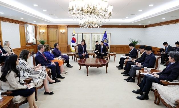 미국 하원 천연자원위원회 대표단 접견하는 이주호 권한대행