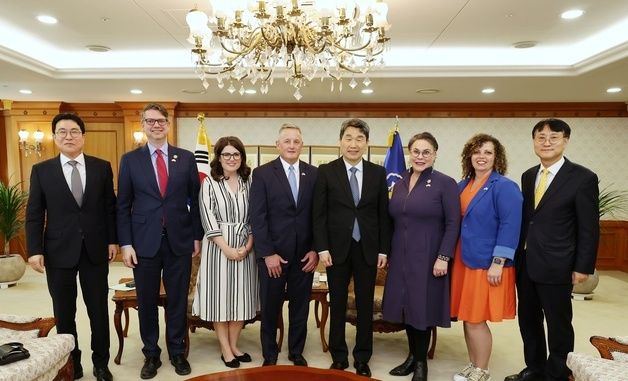 이주호 권한대행, 미국 하원 천연자원위원회 대표단 접견