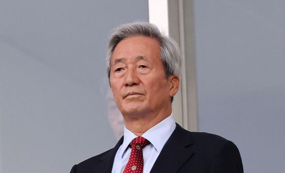 여자 축구 친선전 관람 나선 정몽준 아산사회복지재단 이사장