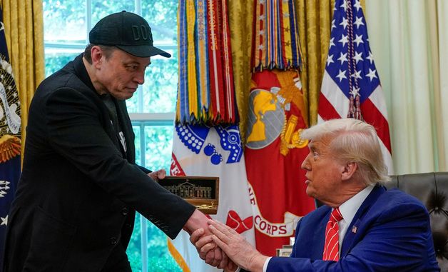 [포토]일론 머스크에게 황금열쇠 선물하는 트럼프 美 대통령