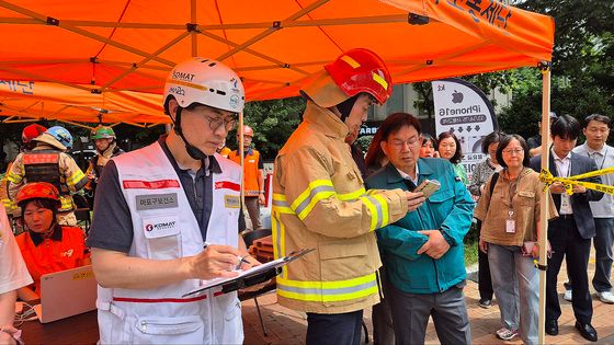 '지하철 5호선 방화 사건' 현장 지휘본부 찾은 박강수 마포구청장