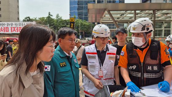 '지하철 5호선 방화 사건' 현장 지휘본부 찾은 박강수 마포구청장