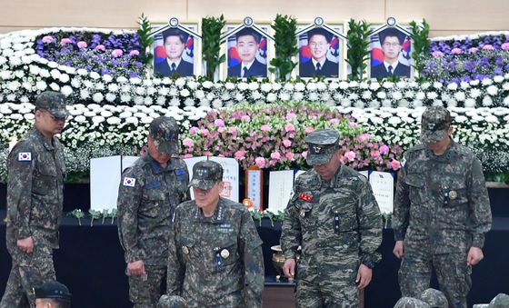 해상초계기 순직자 조문 마친 김명수 합참의장