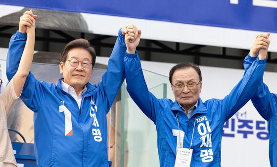 손 들어올리는 이재명·이해찬