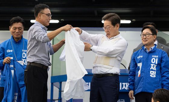 송진우 선수 유니폼 입는 이재명