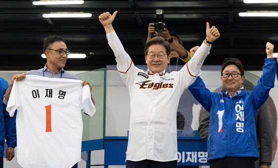 송진우 선수 유니폼 입은 이재명