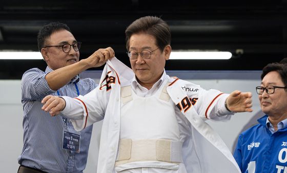 유니폼 착용하는 이재명