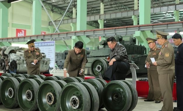 北 김정은, 탱크공장 점검하고 \"장갑무기체계 현대화\" 주문