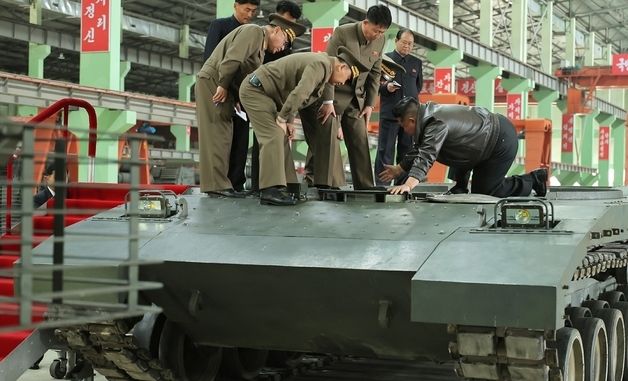 北 김정은, 탱크공장 점검하고 \"장갑무기체계 현대화\" 주문