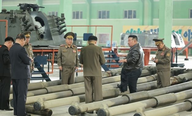 北 김정은, 탱크공장 점검하고 \"장갑무기체계 현대화\" 주문
