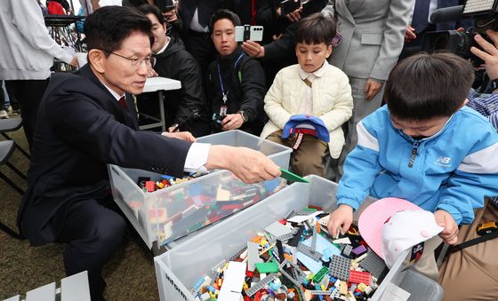 어린이들과 블럭 모자 만드는 김문수 후보