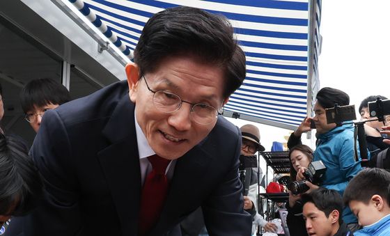 '어린이날' 블럭 모자 만드는 김문수 후보