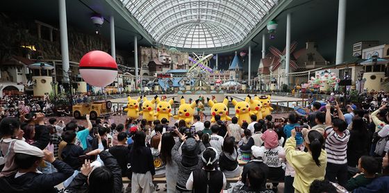 가족 단위 방문객들로 북적이는 놀이공원