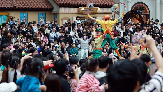 가족 단위 방문객들로 북적이는 놀이공원