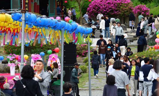 부처님 오신날 봉축하는 불자들