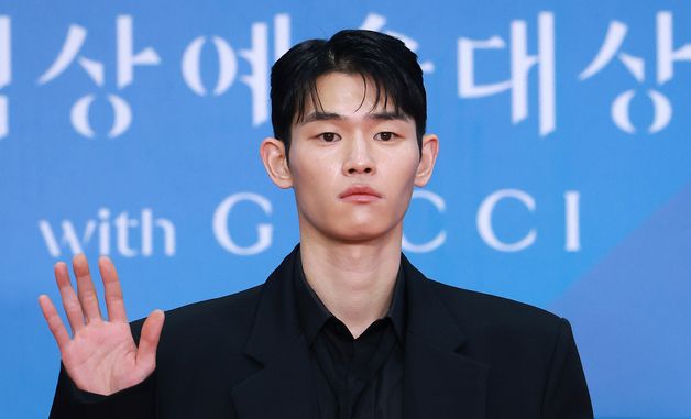 포즈 취하는 김정진