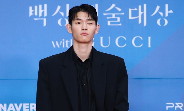 김정진, 카리스마 눈빛