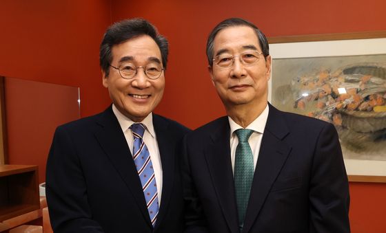 손 맞잡은 한덕수·이낙연
