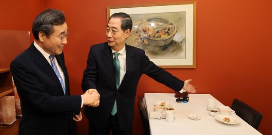 이낙연 자리 안내하는 한덕수