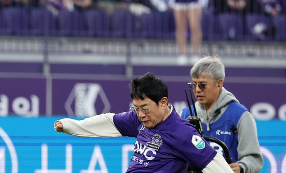 시축하는 코미디언 이경규