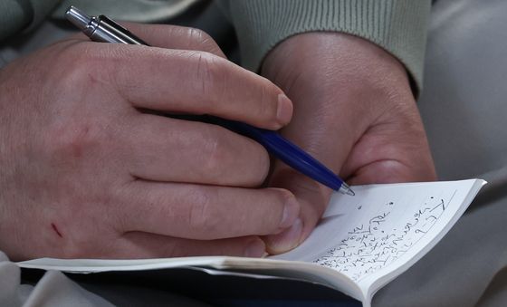 메모하는 이재명 후보