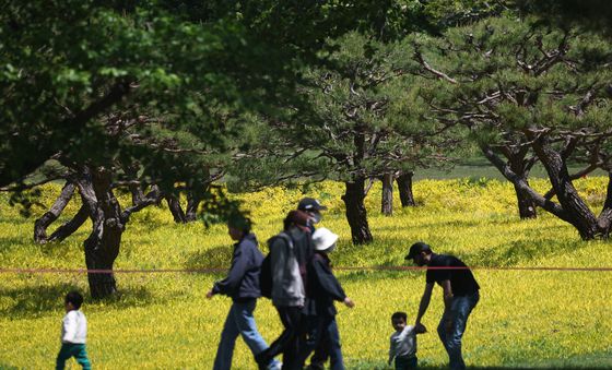 골프장 산책하는 시민들