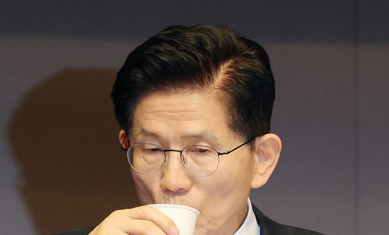 물 마시는 김문수 후보