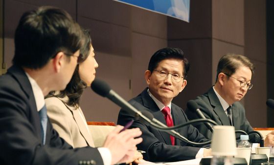 질문 경청하는 김문수 후보