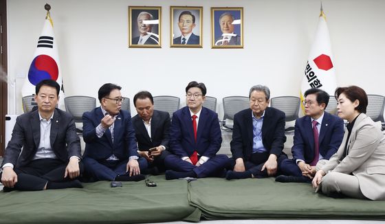 중앙당사서 단식 농성하는 상임고문단 찾은 권성동