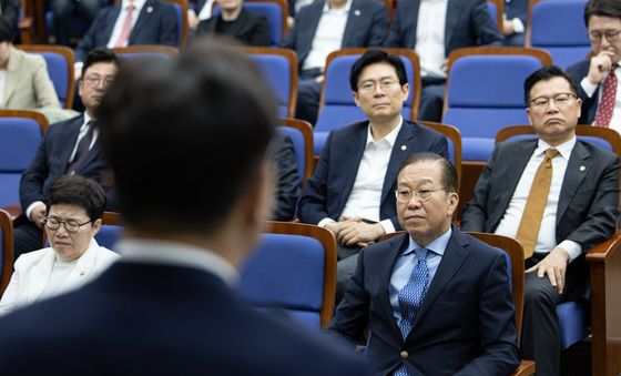 발언 경청하는 권영세 비대위원장