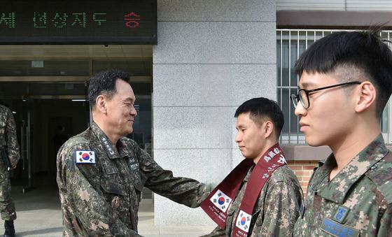 김명수 합참의장, 20전투비행단 장병 격려