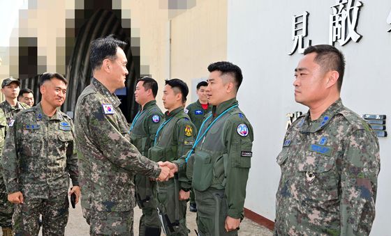 20전투비행단 찾은 김명수 합참의장