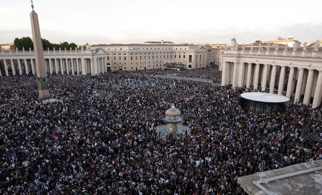 새 교황 선출 소식에 성 베드로 광장은 '인산인해'