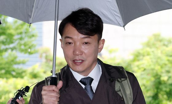 첫 재판 출석하는 이정섭 검사